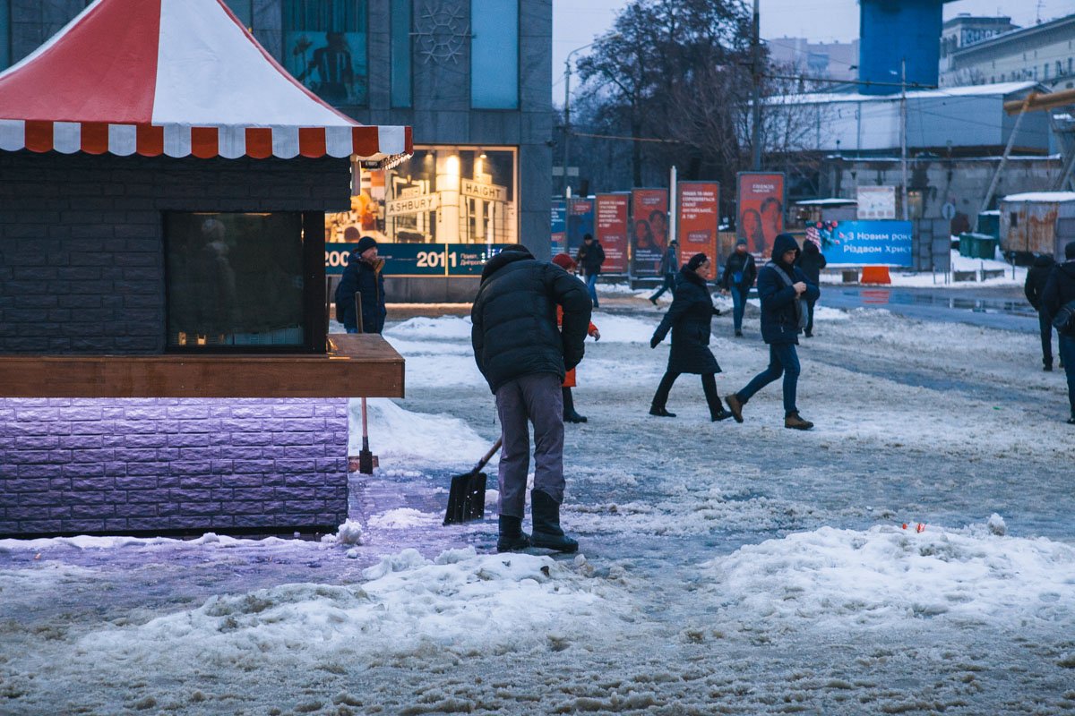 Зимой пусть снег убирает тот, кто его набросал