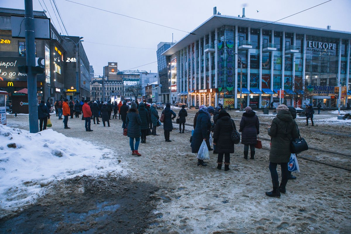 Единственное место, где люди стремятся не потерять друг друга