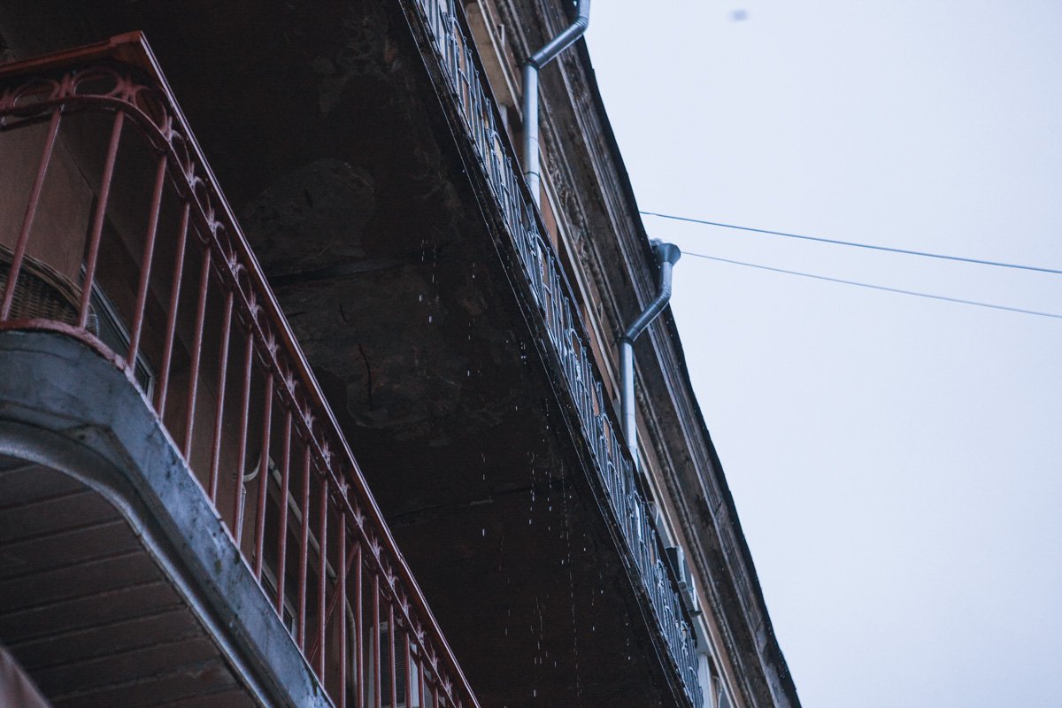 Будто каждая деталь в городе насквозь промокла