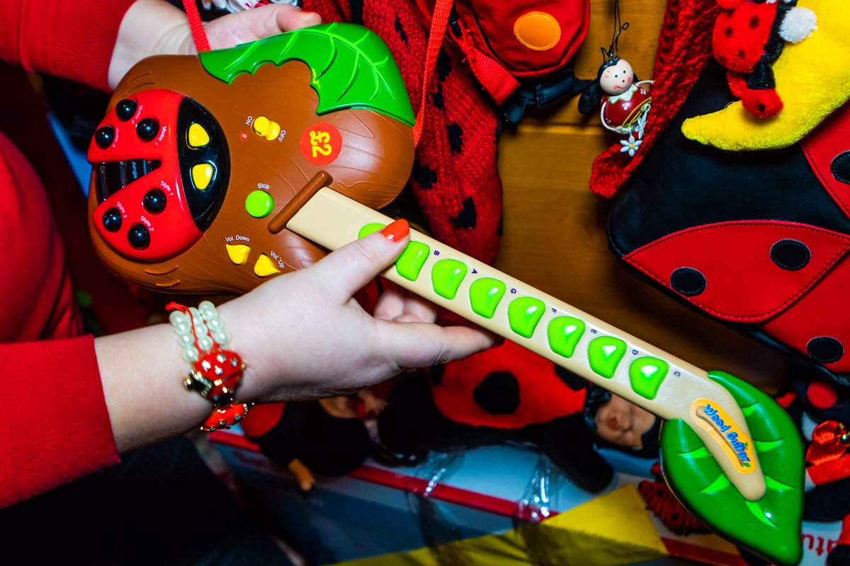 Детская гитара с божьей коровкой Детская гитара с божьей коровкой