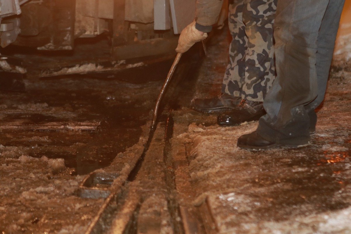 Коммунальщики очищают стрелку от наледи Коммунальщики очищают стрелку от наледи