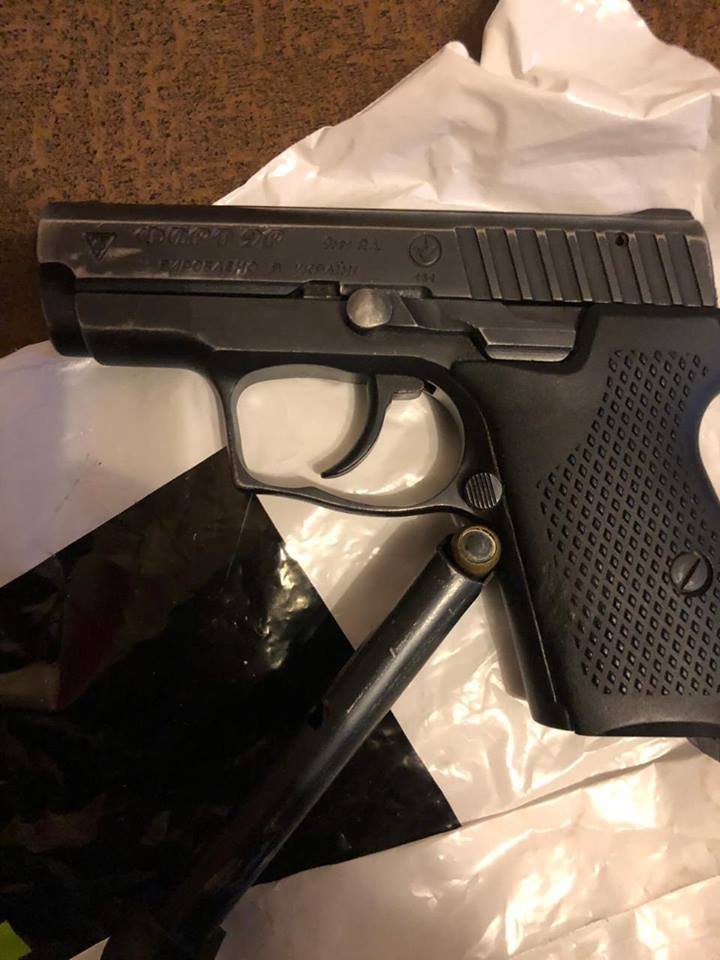 Мужчина разбил витрину оружием Мужчина разбил витрину оружием