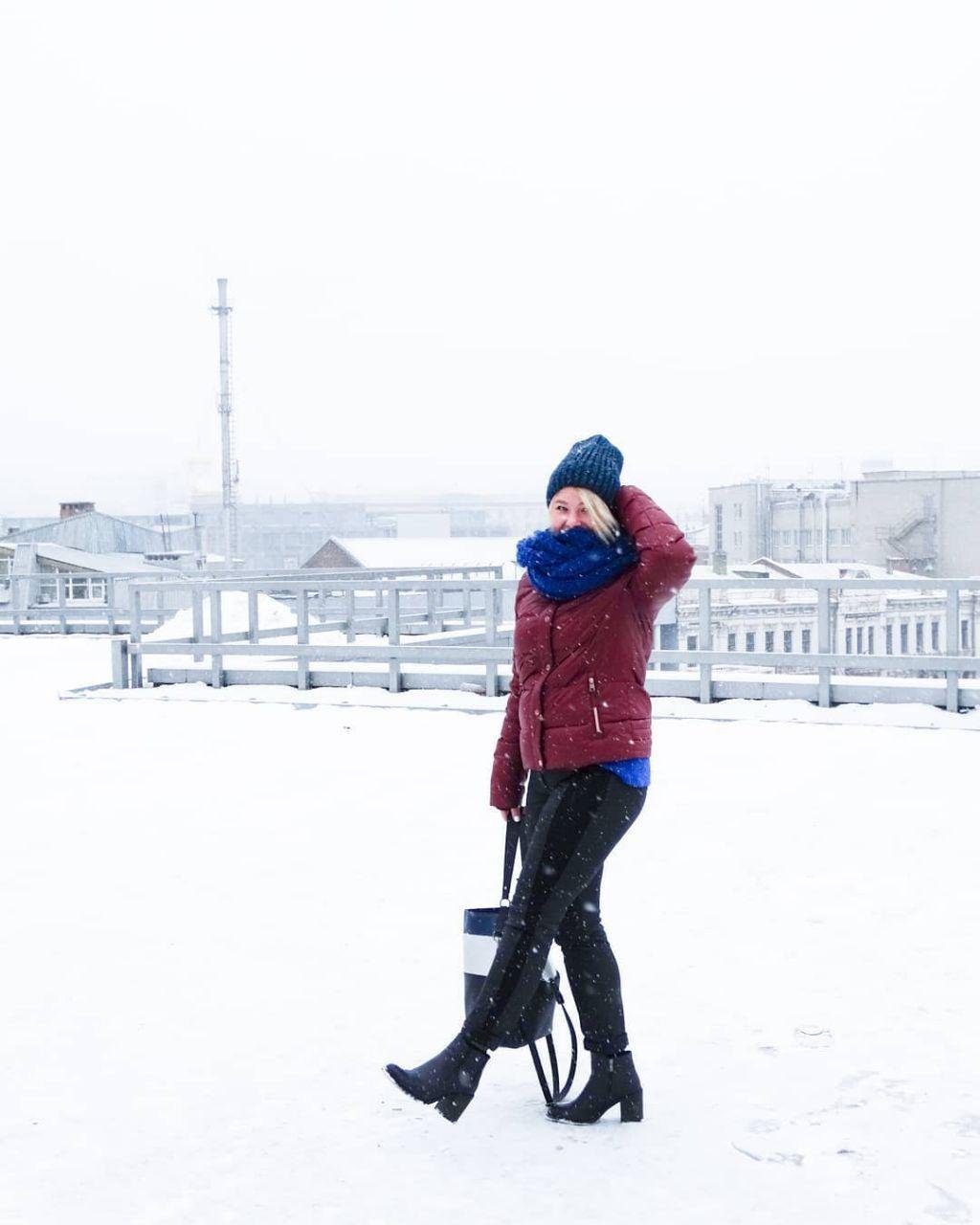 Девушка, она и в снегопад девушка, и каблуки не помеха