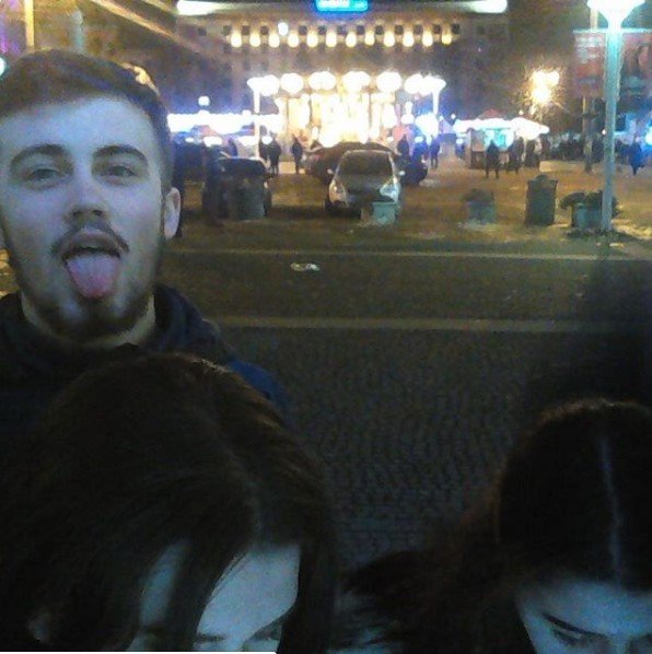 Этот парень знает, что делать когда видишь девушку