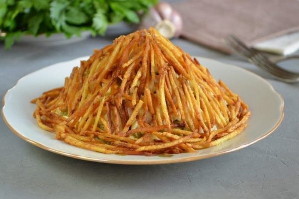Полезные и вкусные рецепты: как приготовить салат "Муравейник" с куриным филе