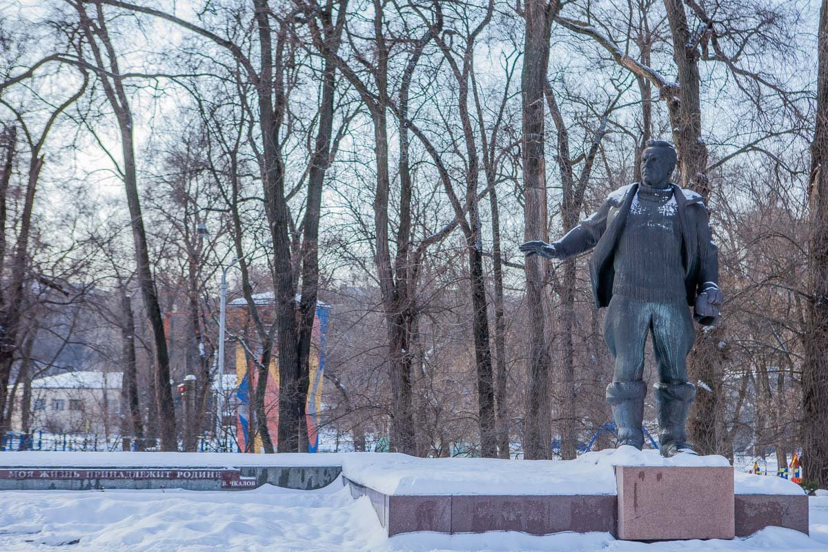 Тут стоит памятник Чкалову