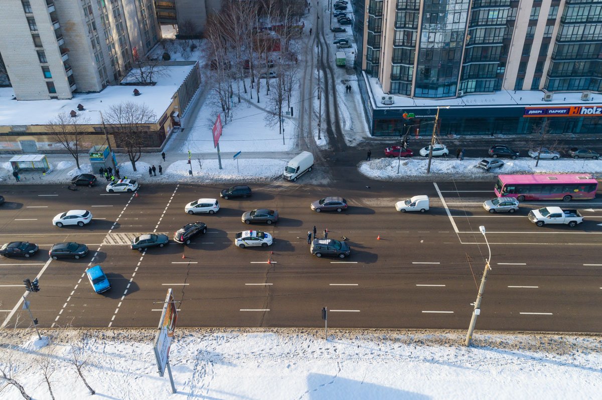 На Победе столкнулись 3 автомобиля и автобус На Победе столкнулись 3 автомобиля и автобус
