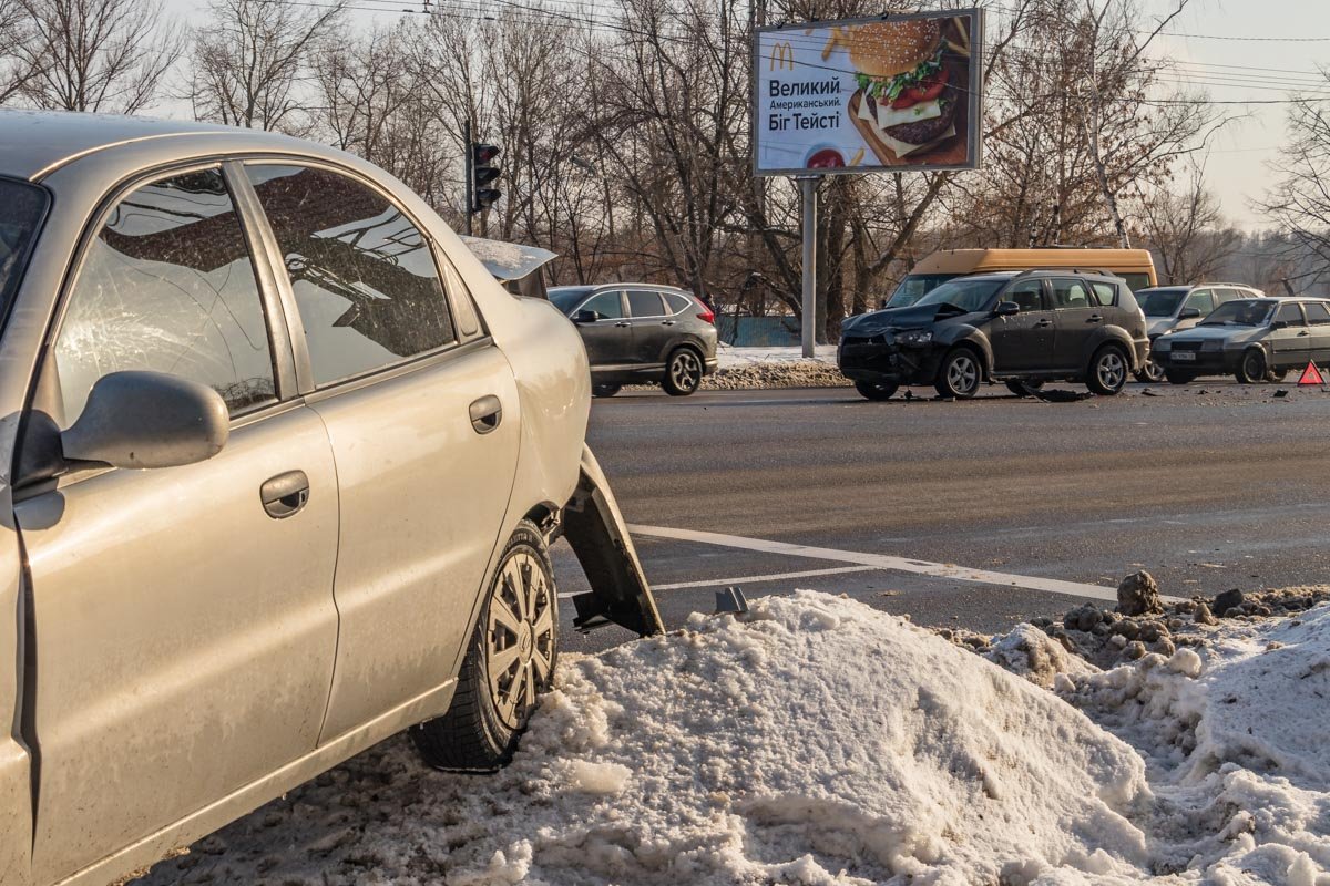 Автомобиль пролетел через 4 встречные полосы Автомобиль пролетел через 4 встречные полосы