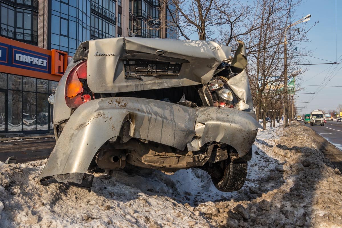 По встречной полосе со стороны центра ехал автомобиль Chevrolet, и Daewoo Lanos зацепил его По встречной полосе со стороны центра ехал автомобиль Chevrolet, и Daewoo Lanos зацепил его