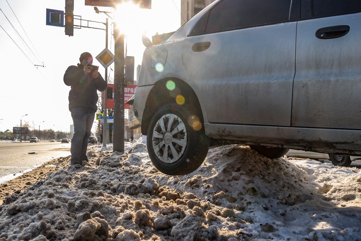 Daewoo Lanos повис над сугробом Daewoo Lanos повис над сугробом