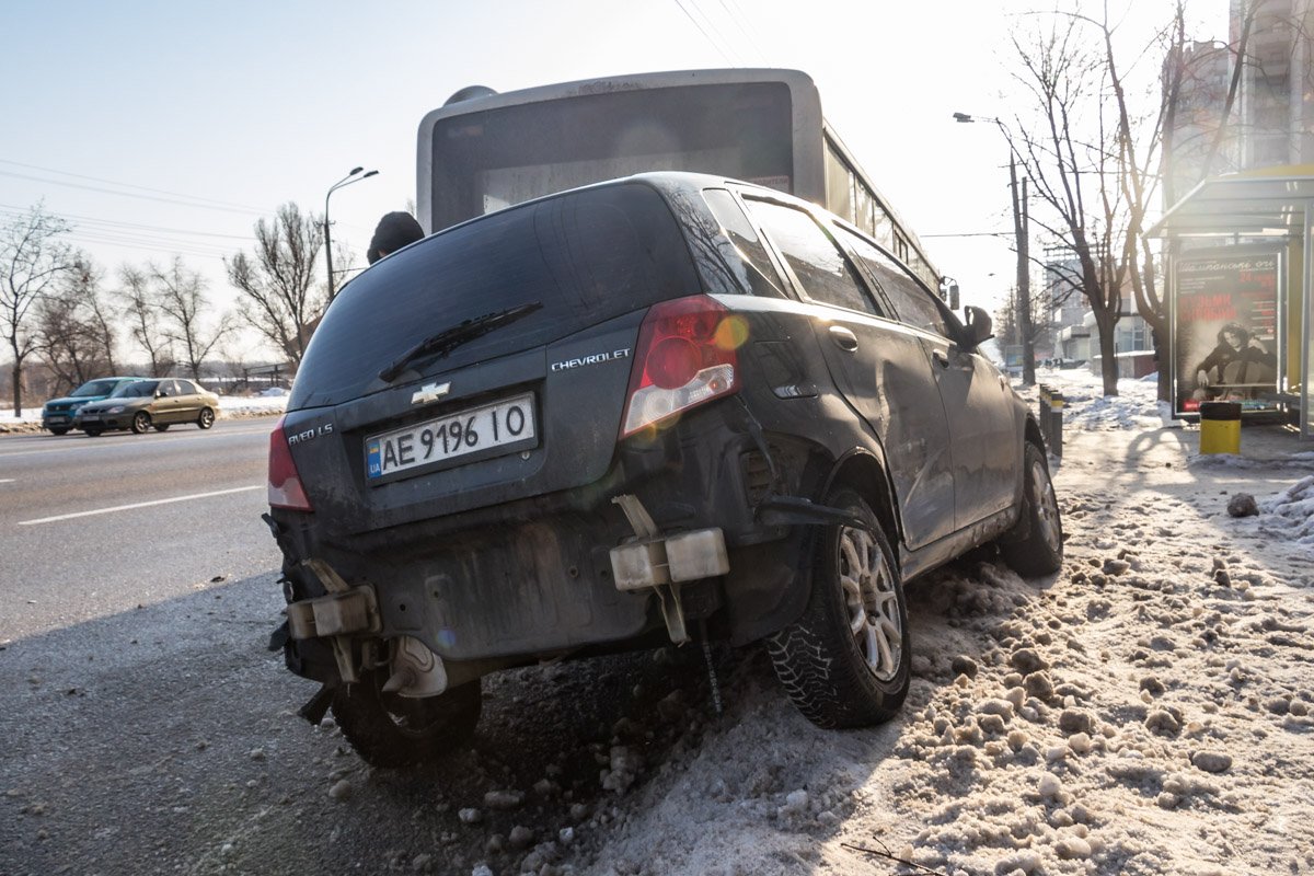 По встречной полосе со стороны центра ехал автомобиль Chevrolet, и Daewoo Lanos зацепил его