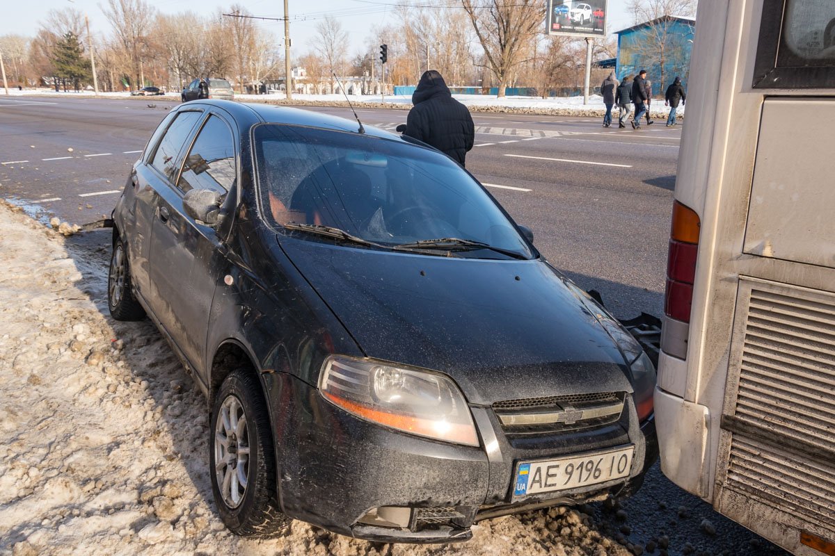В результате столкновения Chevrolet откинуло в стоящий на остановке 120-й автобус В результате столкновения Chevrolet откинуло в стоящий на остановке 120-й автобус