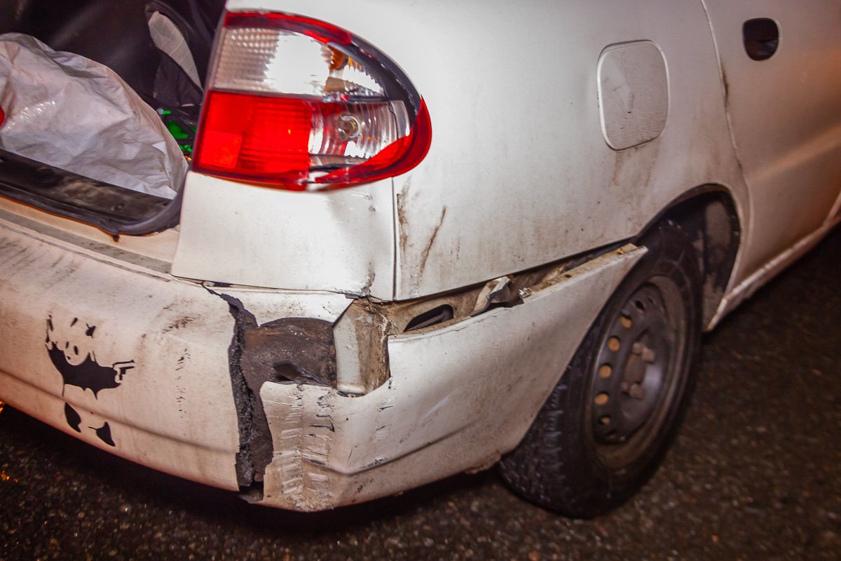 На автомобиле видны повреждения