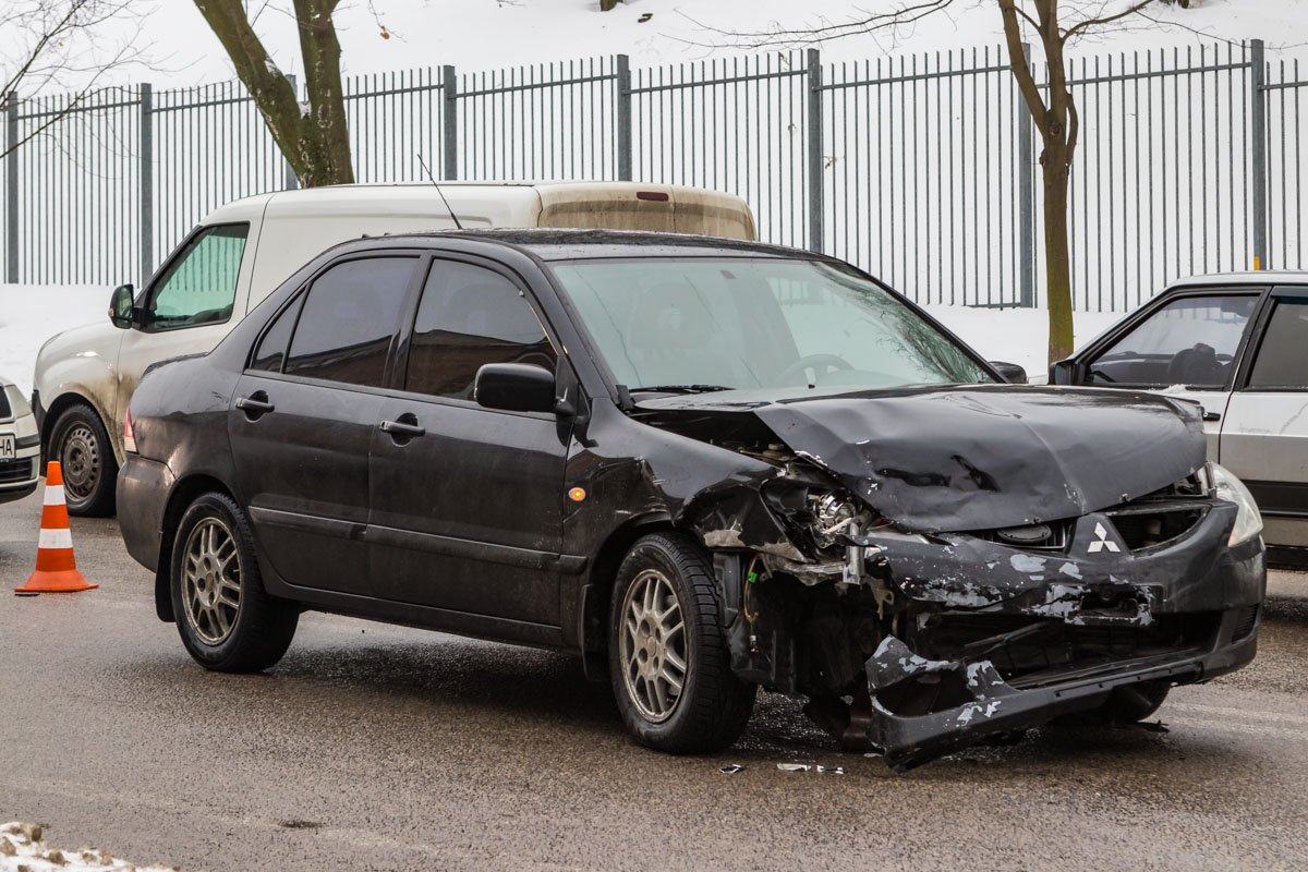 В Днепре возле стадиона "Днепр-Арена" столкнулись Mitsubishi и Toyota В Днепре возле стадиона "Днепр-Арена" столкнулись Mitsubishi и Toyota