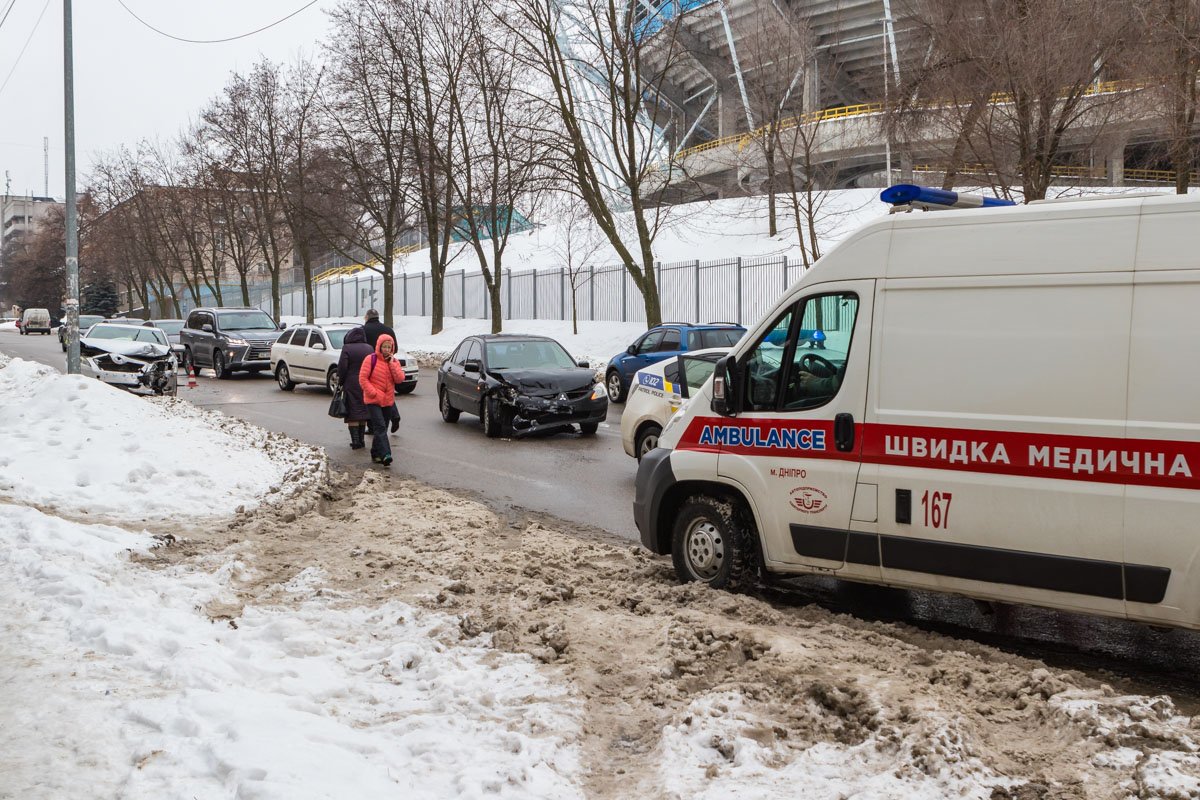 На место происшествия прибыл экипаж патрульной полиции и машина скорой помощи На место происшествия прибыл экипаж патрульной полиции и машина скорой помощи