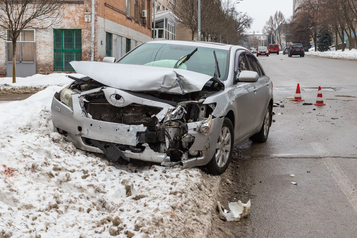 Mitsubishi не пропустил Toyota, в результате чего произошло столкновение Mitsubishi не пропустил Toyota, в результате чего произошло столкновение