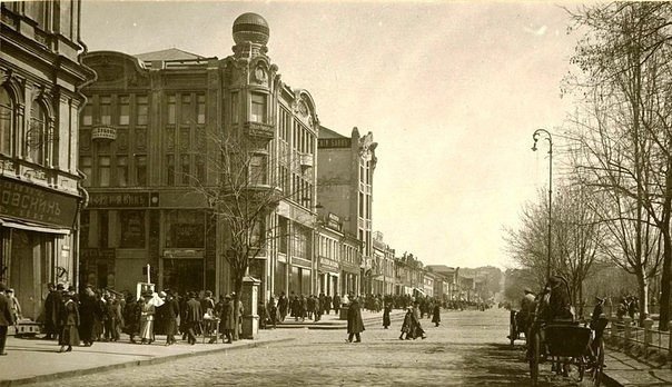 Здание со стеклянным шаром