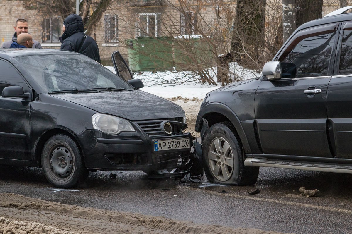 На улице Каруны столкнулись автомобили Volkswagen и Mitsubishi На улице Каруны столкнулись автомобили Volkswagen и Mitsubishi