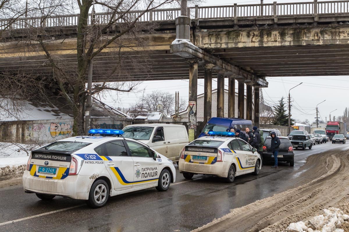 На место происшествия прибыли несколько экипажей патрульной полиции На место происшествия прибыли несколько экипажей патрульной полиции