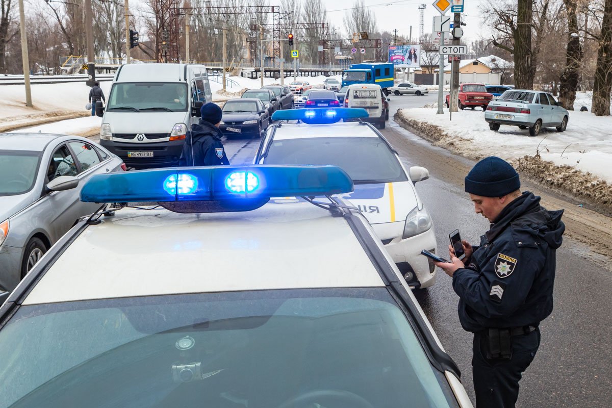 Правоохранители начали преследование автомобиля Правоохранители начали преследование автомобиля