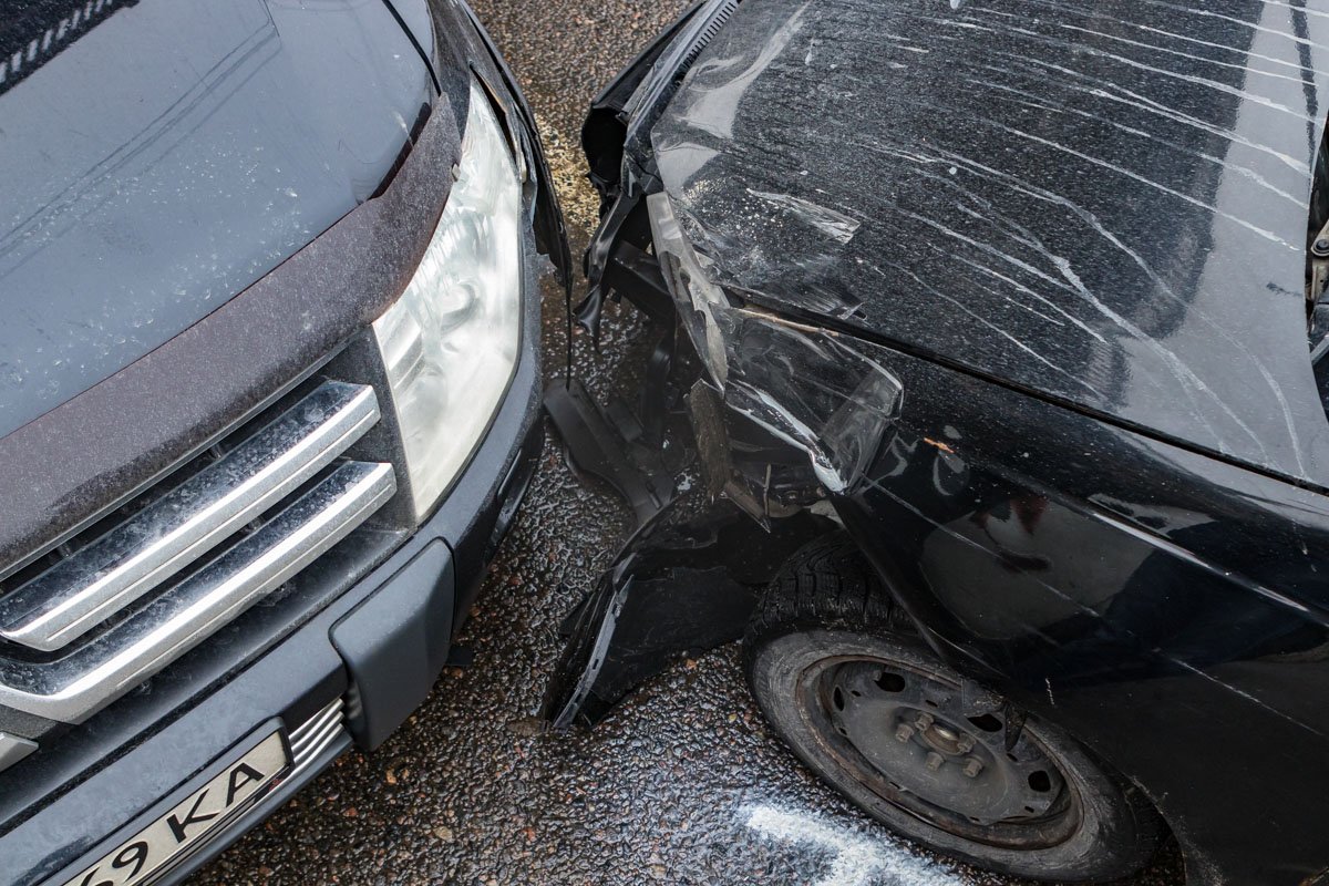 На улице Каруны водитель на Volkswagen пытался уйти от полиции, но не рассчитал скорость на повороте и "вылетел" на встречную полосу На улице Каруны водитель на Volkswagen пытался уйти от полиции, но не рассчитал скорость на повороте и "вылетел" на встречную полосу