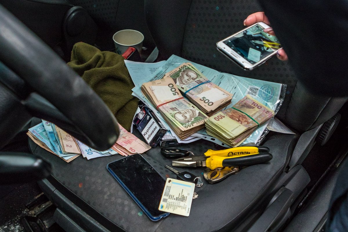 Во время осмотра следователи нашли в машине большую сумму денег Во время осмотра следователи нашли в машине большую сумму денег