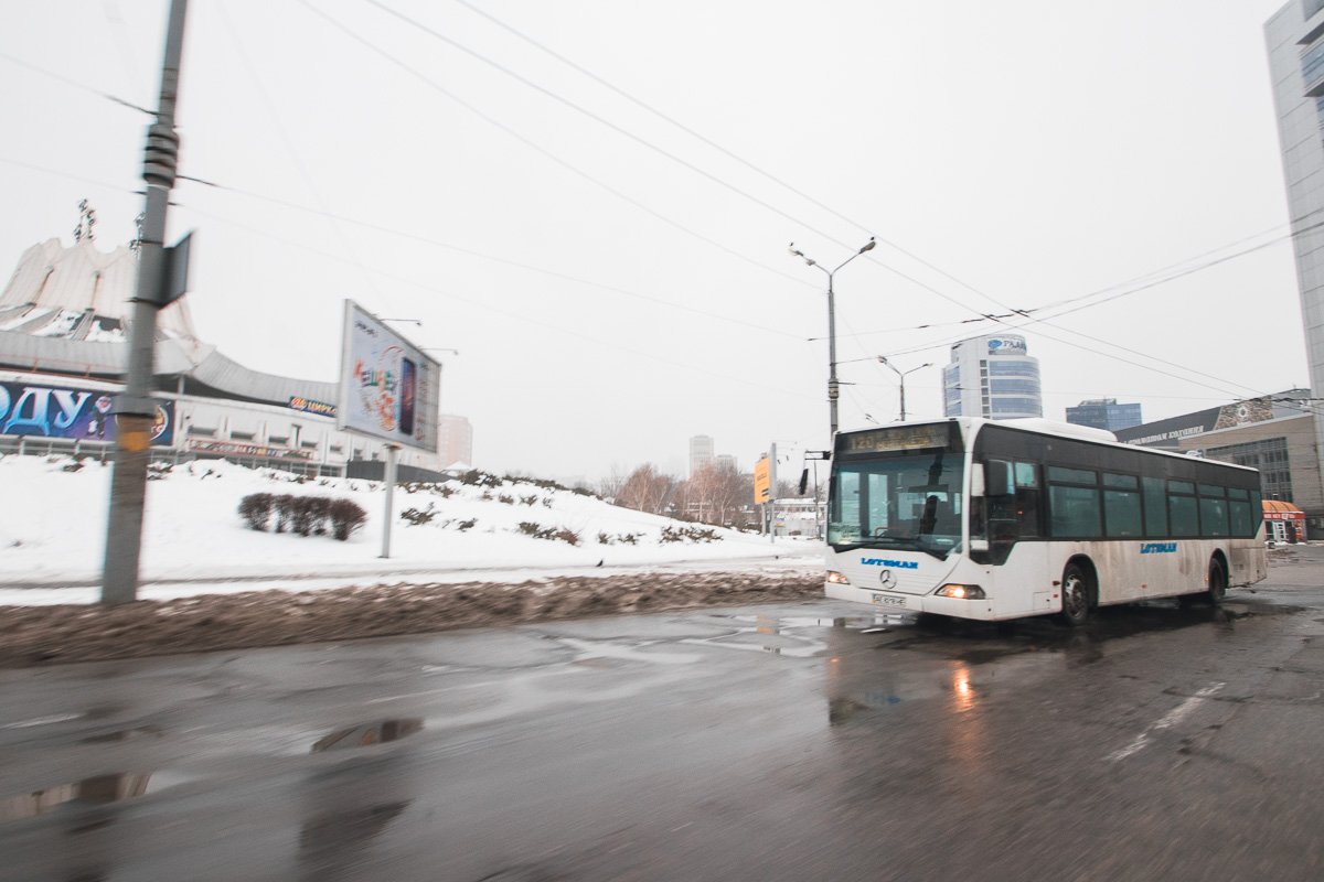 Транспорт смело пробирается сквозь туман