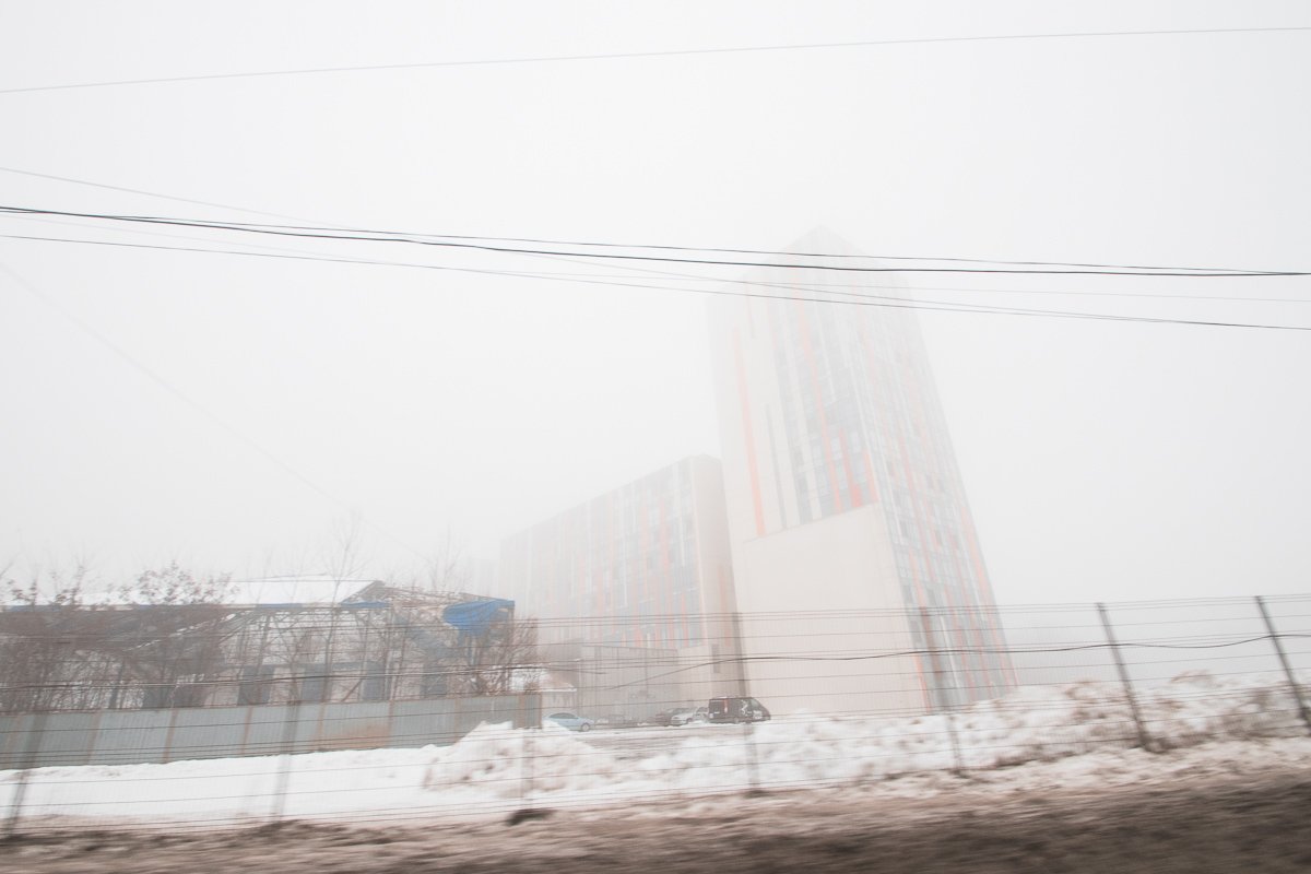 Серое небо нависло над пустынным городом