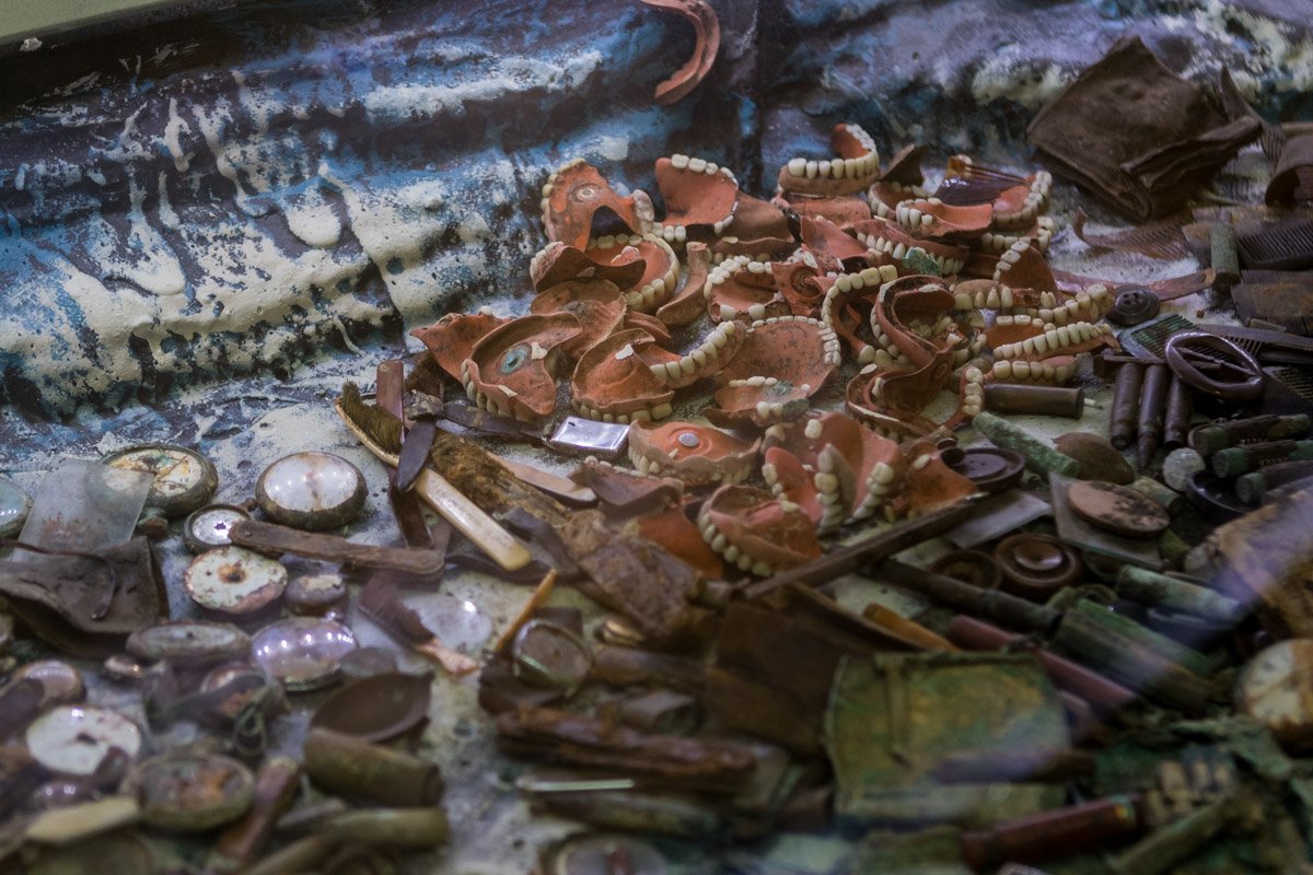 Во время холокоста погибло более 6 миллионов человек Во время холокоста погибло более 6 миллионов человек