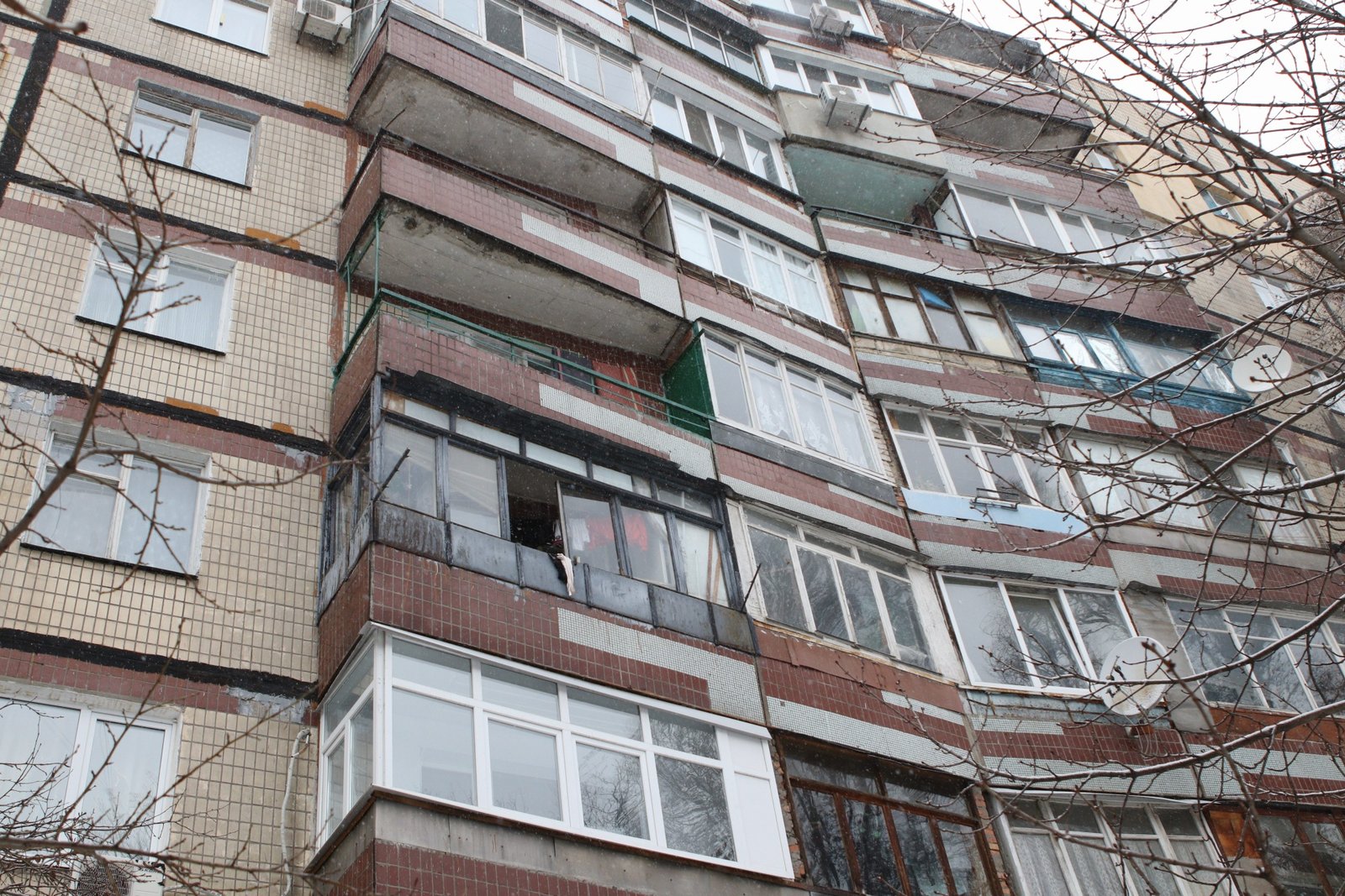 Мужчина выпал из окна 4-го этажа