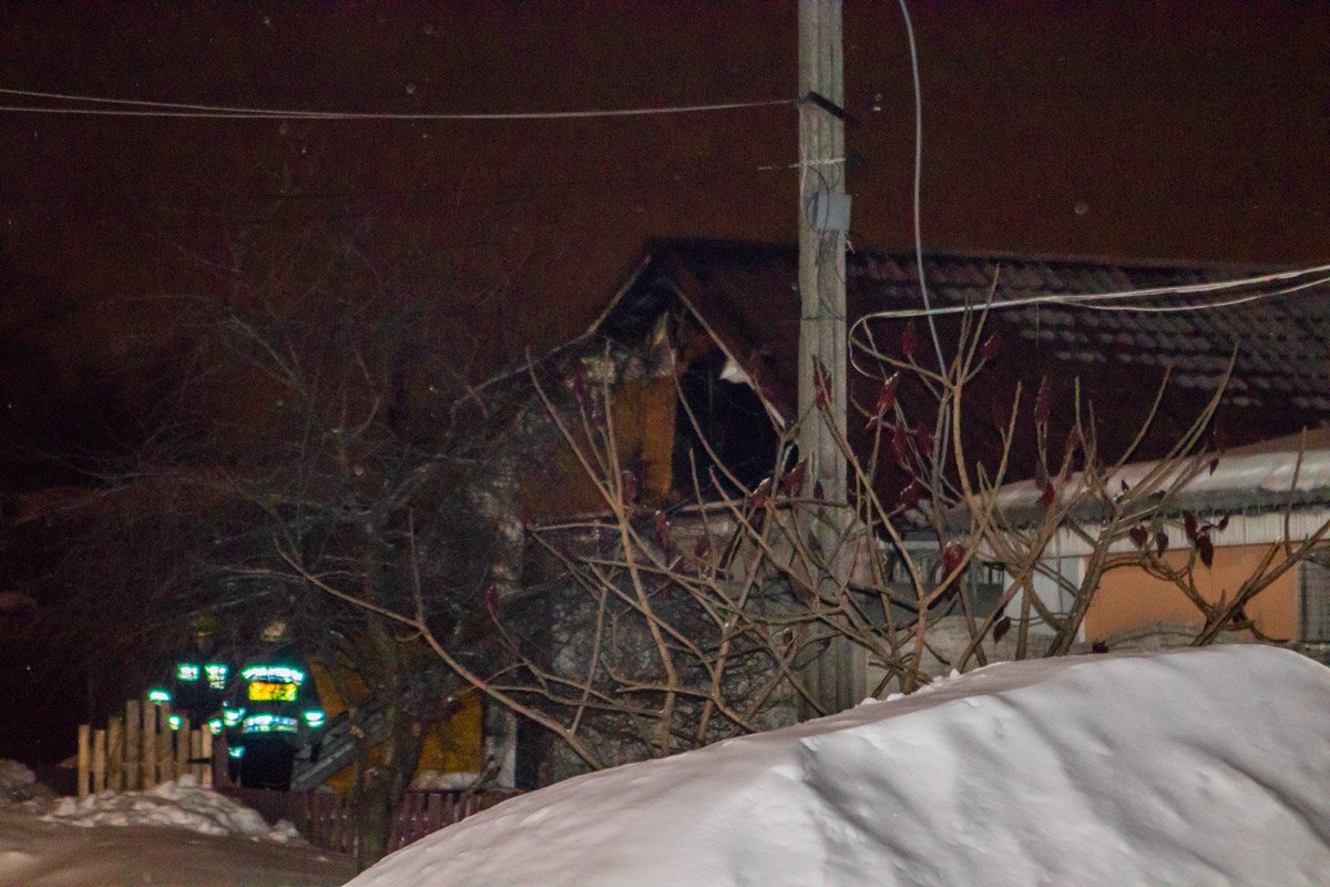 Из дома эвакуировали пожилую женщину Из дома эвакуировали пожилую женщину