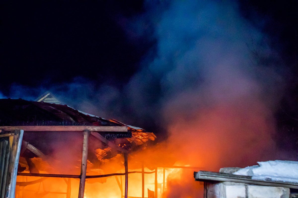 Дым быстро распространился по улице Дым быстро распространился по улице