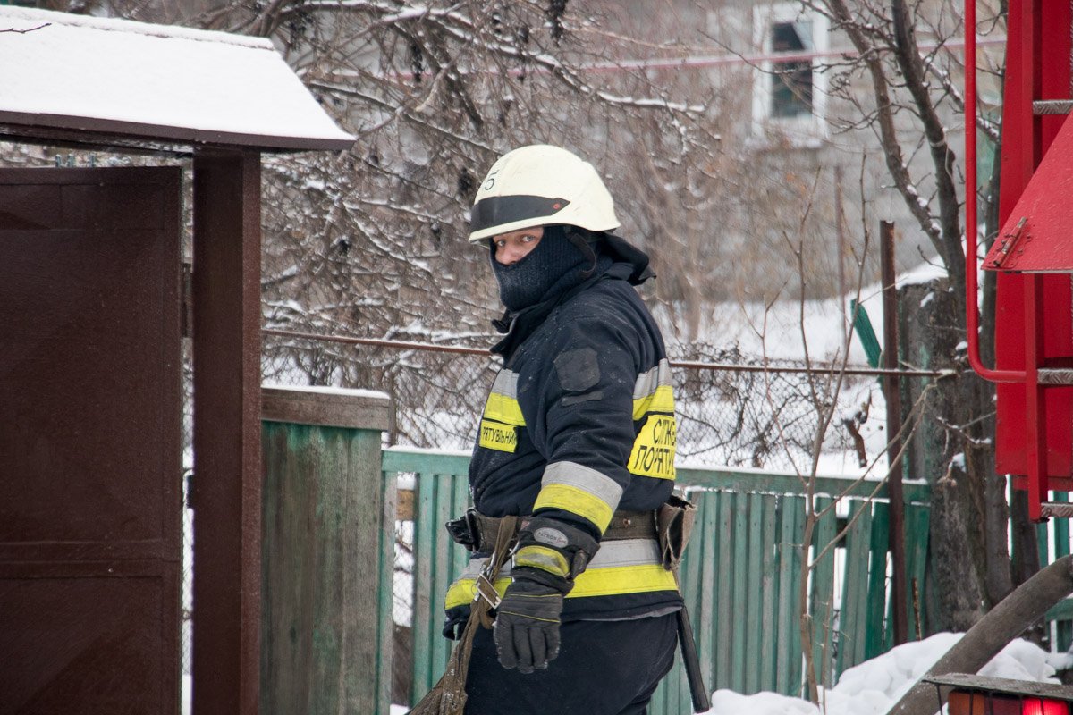Спасателям потребовалось около часа, чтобы потушить горящий дом Спасателям потребовалось около часа, чтобы потушить горящий дом