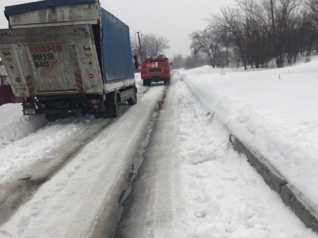 Ночью в снегу застряло 15 машин Ночью в снегу застряло 15 машин