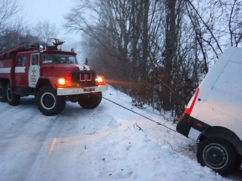 Спасатели доставали авто при помощи троса  Спасатели доставали авто при помощи троса