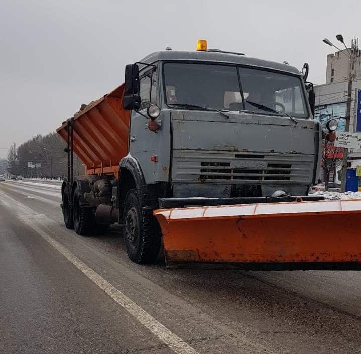 Коммунальщики продолжают ликвидировать последствия снегопада Коммунальщики продолжают ликвидировать последствия снегопада