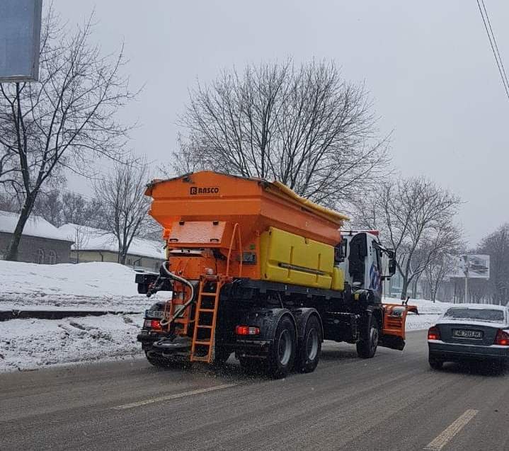 На проспектах и улицах города работает 46 единиц техники для посыпания дорог На проспектах и улицах города работает 46 единиц техники для посыпания дорог