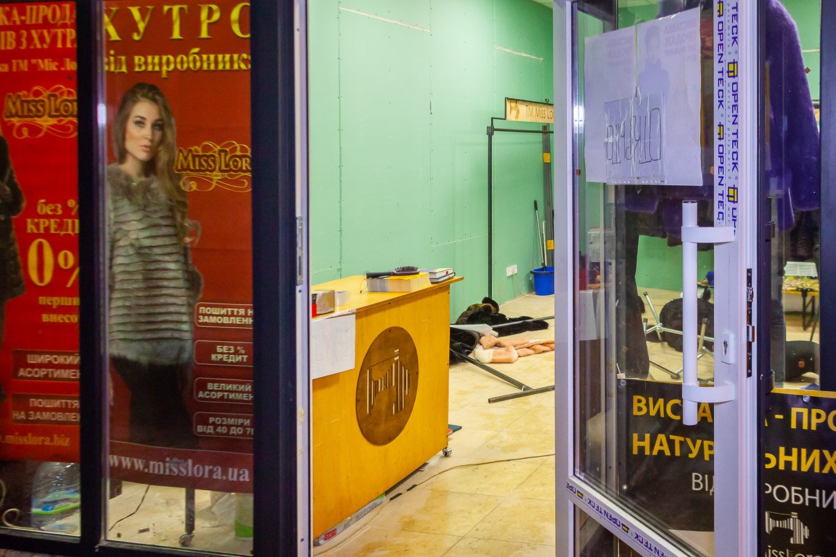 Грабители унесли несколько стендов с шубами