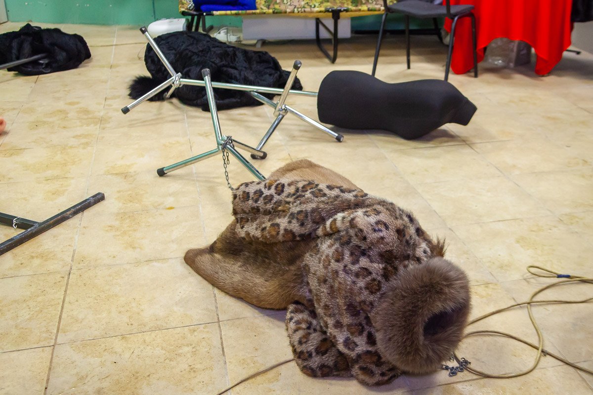 Также поснимали отдельные вещи с манекенов