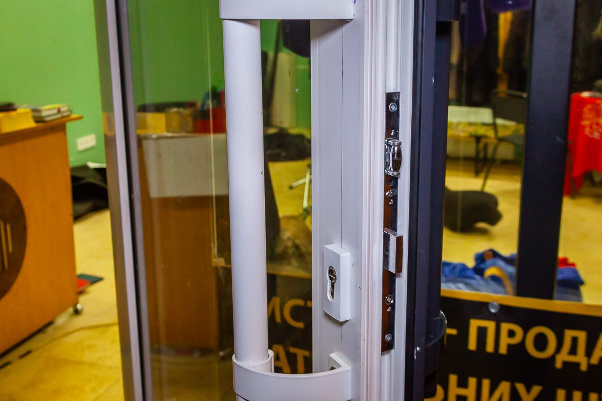 Преступники вскрыли дверной замок