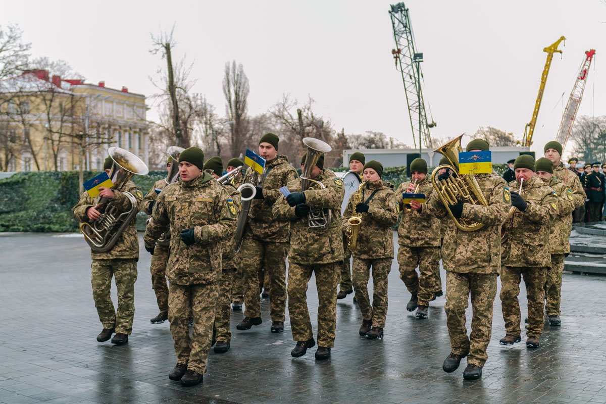 Возле флага возложили цветы Возле флага возложили цветы
