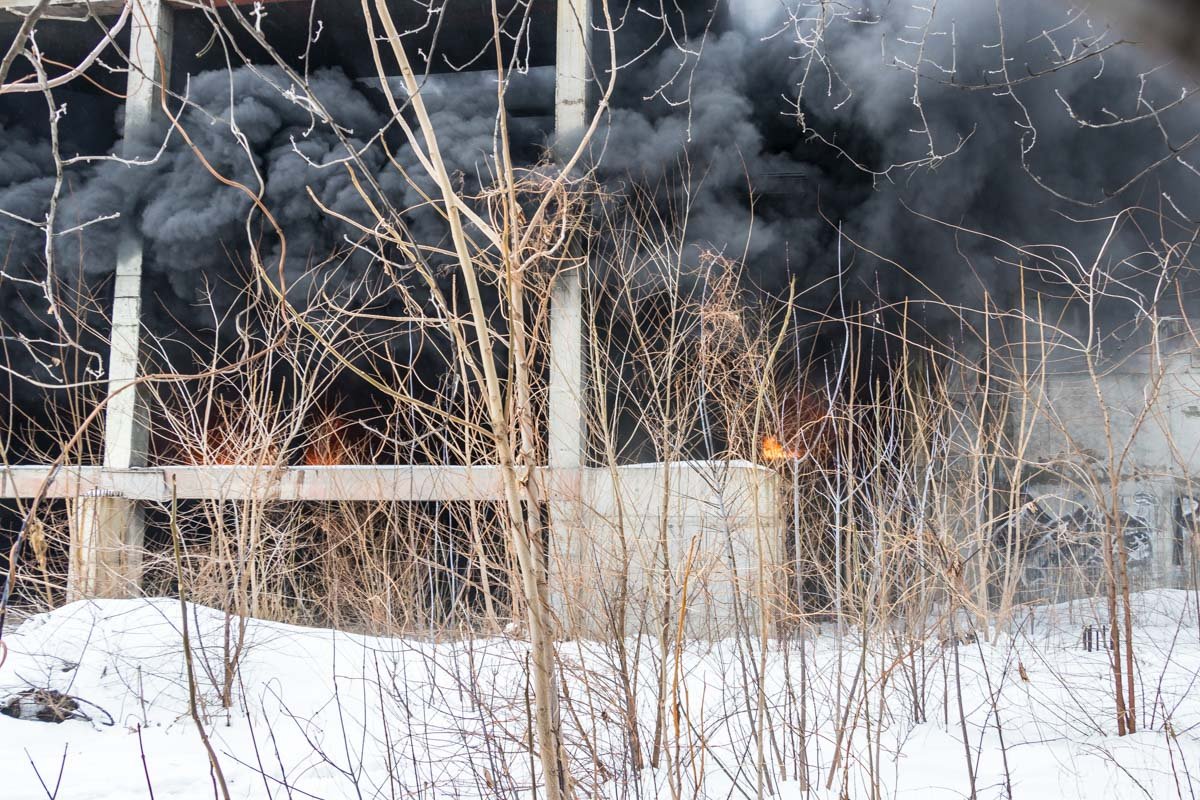 Бездомный мужчина рассказал, что в здании часто жгли кабели