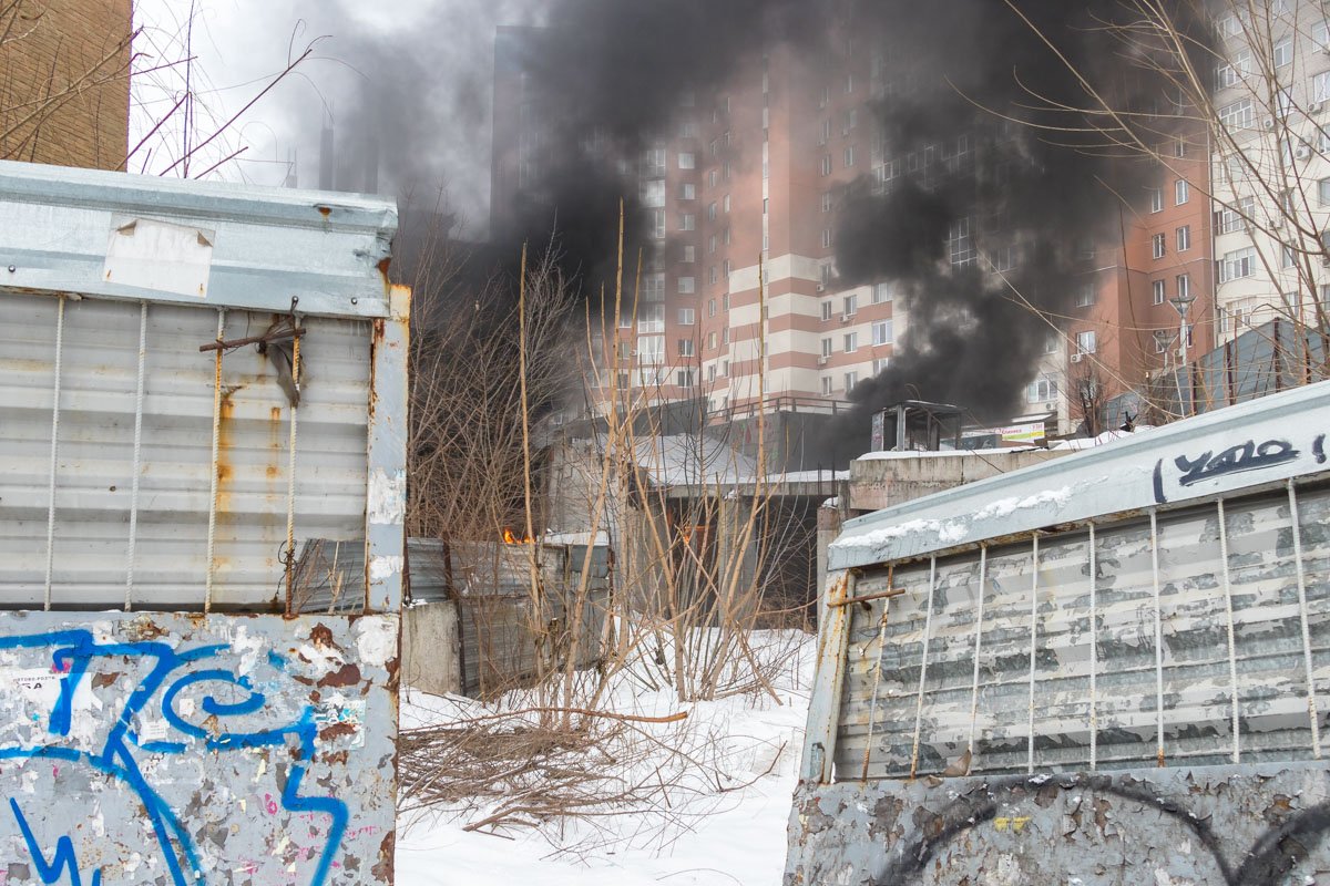 Подход к зданию огородили лентами