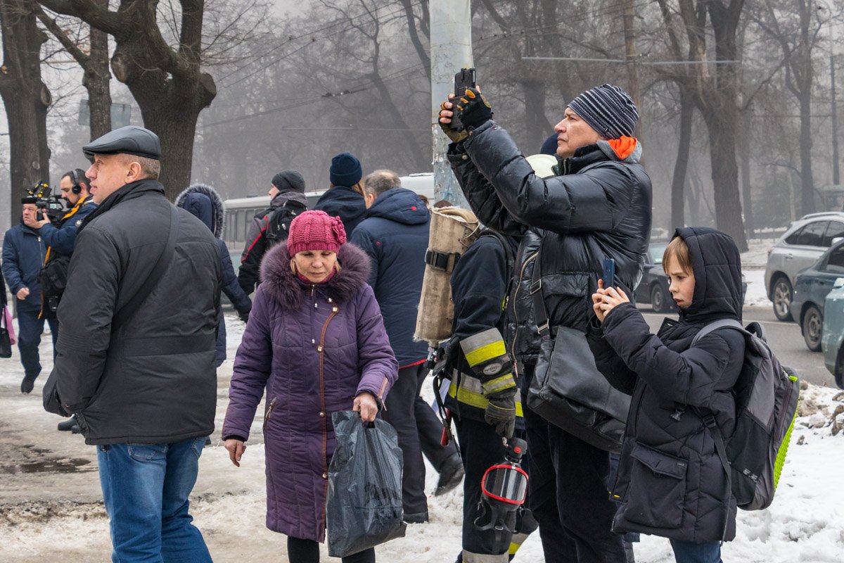 Дети не смогли спокойно пройти со школы домой, пришлось снимать на камеру