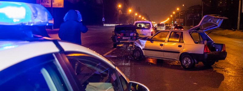 На Запорожском шоссе столкнулись Dacia, Peugeot и ВАЗ: движение затруднено
