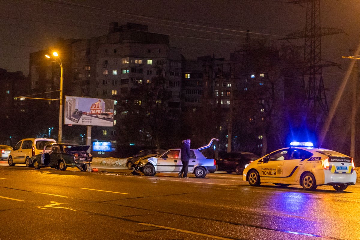 На Запорожском шоссе столкнулись Dacia, Peugeot и ВАЗ: движение затруднено