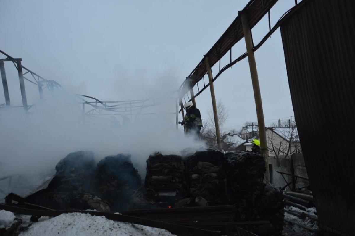 В Днепре на улице Симиренковской горел картонный склад В Днепре на улице Симиренковской горел картонный склад
