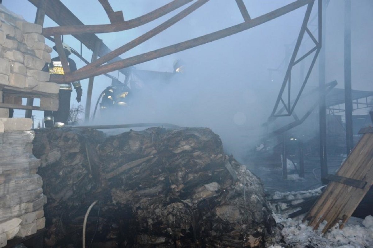 Огонь повредил прессованный картон на открытой территории. Общая площадь пожара составляет 72 м² Огонь повредил прессованный картон на открытой территории. Общая площадь пожара составляет 72 м²