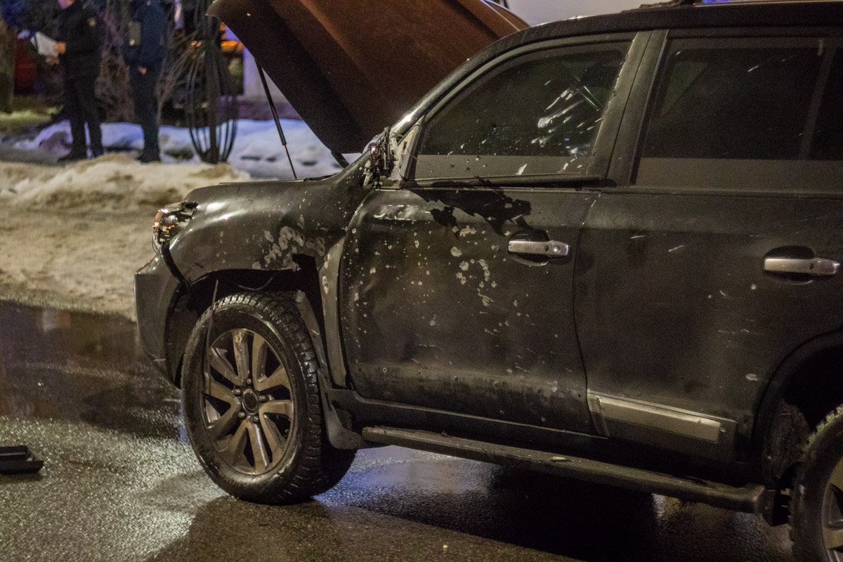В Днепре на Литейной стреляли в автомобиль Toyota В Днепре на Литейной стреляли в автомобиль Toyota