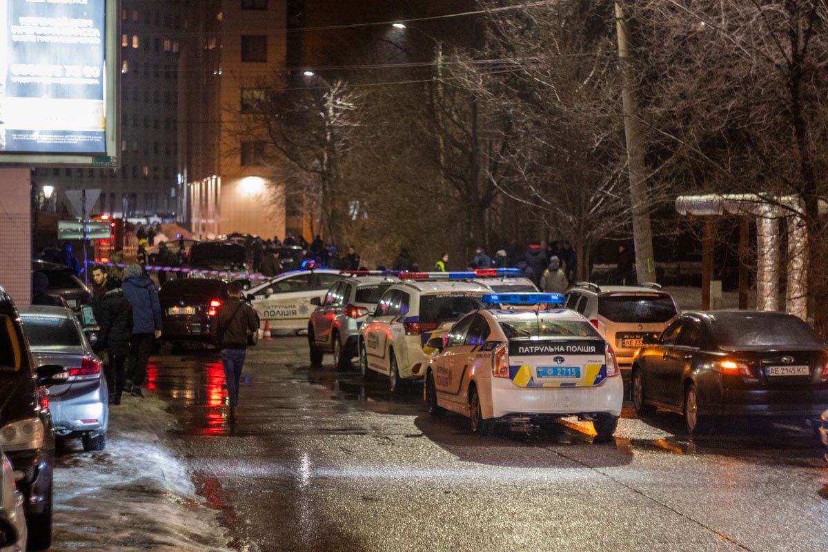 На место происшествия сразу приехали несколько экипажей патрульной полиции На место происшествия сразу приехали несколько экипажей патрульной полиции